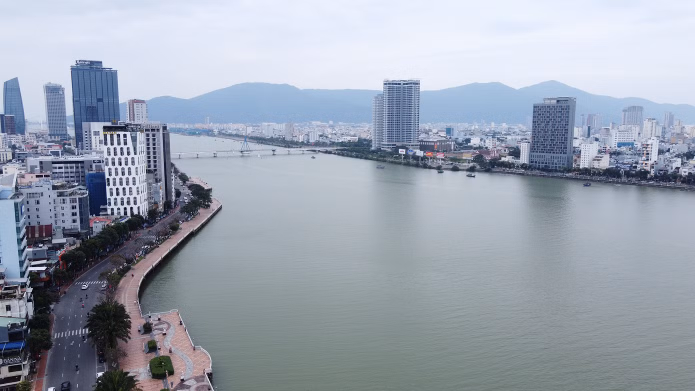 Theo bảng giá điều chỉnh các loại đất giai đoạn 2020-2024, vừa được UBND TP. Đà Nẵng công bố và áp dụng từ ngày 1/1/2025, khu đất 250-254 Bạch Đằng nằm ở đoạn đường có giá cao nhất Đà Nẵng. Cụ thể, hơn 1km đoạn từ đường Lê Duẩn tới đường Nguyễn Văn Linh (khu vực từ cầu quay sông Hàn đến cầu Rồng) giá đất 286 triệu đồng/m2.