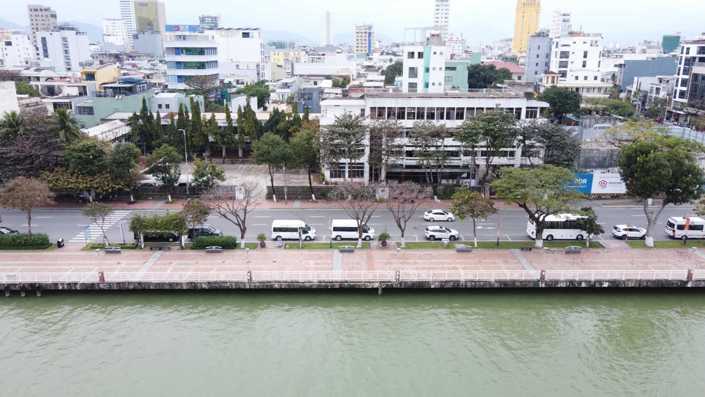 Khu đất nằm ở vị trí đắc địa là nơi buôn bán sầm uất nhất Đà Nẵng có "view triệu đô" nằm giữa ở khu vực cầu quay sông Hàn và cầu Rồng, nhìn ra sông Hàn.