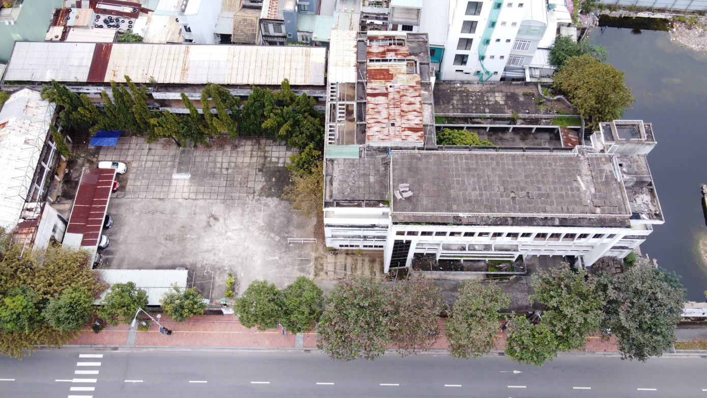 Theo ghi nhận, từ khi trụ sở Cục Hải quan TP. Đà Nẵng chuyển về trụ sở mới ở đường Xô Viết Nghệ Tĩnh, tòa nhà này được giao lại cho TP Đà Nẵng. Từ năm 2017 đến nay, khu đất và tòa nhà 4 tầng ở đây để không, nằm im lìm.