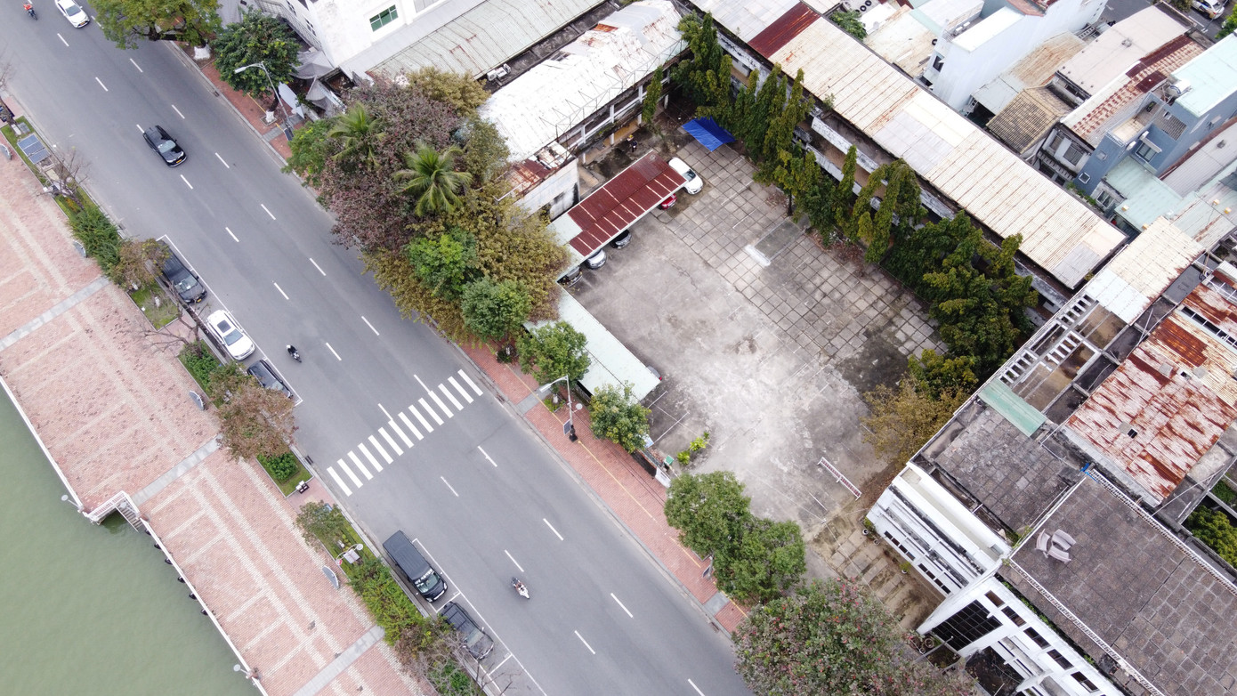 Giá khởi điểm các tài sản trên đất, chuyển nhượng quyền sử dụng đất là hơn 889 tỷ đồng. Trong đó, riêng giá trị quyền sử dụng đất hơn 879 tỷ đồng và giá trị tài sản trên đất gần 10 tỷ đồng.