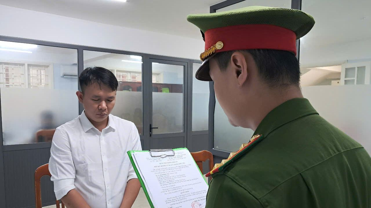 Công an thực hiện lệnh bắt đối với Hà Công Tài. Công an thực hiện lệnh bắt đối với Hà Công Tài.