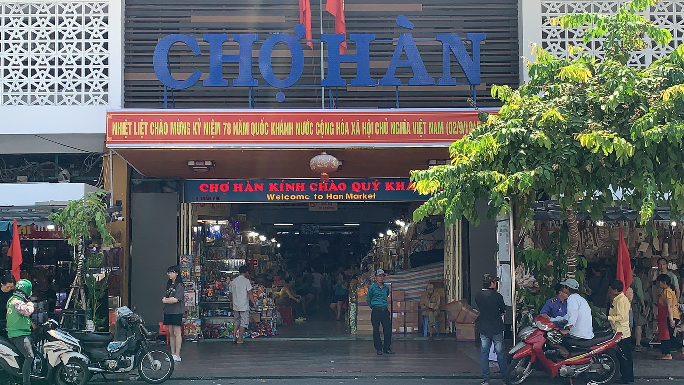 Chợ Hàn Đà Nẵng sở hữu vị trí vô cùng đắc địa khi tiếp giáp với bốn con phố chính tại khu trung tâm là Trần Phú, Hùng Vương, Bạch Đằng và Nguyễn Thái Học. Chợ truyền thống lâu đời nhất Đà Nẵng vừa được UBND TP Đà Nẵng đầu tư hơn 8 tỷ đồng để cải tạo, nâng cấp với diện mạo mới văn minh, lịch sự. Chợ Hàn Đà Nẵng sở hữu vị trí vô cùng đắc địa khi tiếp giáp với bốn con phố chính tại khu trung tâm là Trần Phú, Hùng Vương, Bạch Đằng và Nguyễn Thái Học. Chợ truyền thống lâu đời nhất Đà Nẵng vừa được UBND TP Đà Nẵng đầu tư hơn 8 tỷ đồng để cải tạo, nâng cấp với diện mạo mới văn minh, lịch sự.