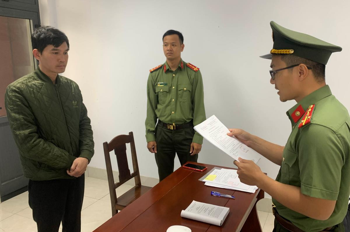 Thực hiện lệnh khởi tố đối với Trần Đình Chiến. Thực hiện lệnh khởi tố đối với Trần Đình Chiến.