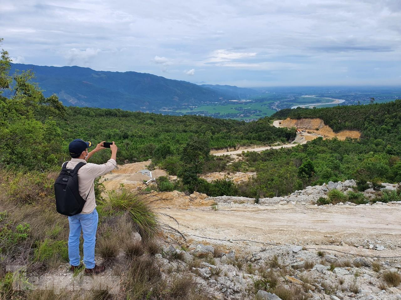 Chủ tịch UBND tỉnh Quảng Nam đã yêu cầu thành lập đoàn thanh tra liên ngành do Sở KH&ĐT chủ trì để thanh tra việc chấp hành các quy định của pháp luật về đầu tư, tiến độ, việc xây dựng các công trình liên quan,.... Trên cơ sở đó, tham mưu UBND tỉnh quyết định theo thẩm quyền, không để kéo dài. Chủ tịch UBND tỉnh Quảng Nam đã yêu cầu thành lập đoàn thanh tra liên ngành do Sở KH&ĐT chủ trì để thanh tra việc chấp hành các quy định của pháp luật về đầu tư, tiến độ, việc xây dựng các công trình liên quan,.... Trên cơ sở đó, tham mưu UBND tỉnh quyết định theo thẩm quyền, không để kéo dài.