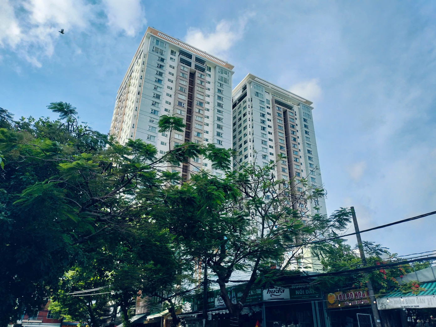 Văn phòng UBND TP Đà Nẵng cũng đã có văn bản gửi các sở ngành liên quan để sao lục tài liệu, hồ sơ để phục vụ công tác điều tra liên quan đến việc quản lý, sử dụng, chuyển nhượng 7 lô đất tại Công ty CP Lương thực Đà Nẵng. UBND TP Đà Nẵng cũng đã đề nghị Trung tâm Lưu trữ lịch sử TP phối hợp Văn phòng UBND TP sao lục toàn bộ các phiếu trình, đề xuất của Văn phòng UBND TP tham mưu cho lãnh đạo UBND TP ban hành các quyết định, ý kiến, văn bản chỉ đạo trong quản lý, cho thuê, chuyển quyền sử dụng đối với các thửa đất: số 49 Lý Thường Kiệt, 16 Lý Thường Kiệt, 751 Ngô Quyền, 60 Hùng Vương, 52 Nguyễn Chí Thanh, 62 Tôn Đức Thắng, 294 Cách Mạng Tháng Tám. Văn phòng UBND TP Đà Nẵng cũng đã có văn bản gửi các sở ngành liên quan để sao lục tài liệu, hồ sơ để phục vụ công tác điều tra liên quan đến việc quản lý, sử dụng, chuyển nhượng 7 lô đất tại Công ty CP Lương thực Đà Nẵng. UBND TP Đà Nẵng cũng đã đề nghị Trung tâm Lưu trữ lịch sử TP phối hợp Văn phòng UBND TP sao lục toàn bộ các phiếu trình, đề xuất của Văn phòng UBND TP tham mưu cho lãnh đạo UBND TP ban hành các quyết định, ý kiến, văn bản chỉ đạo trong quản lý, cho thuê, chuyển quyền sử dụng đối với các thửa đất: số 49 Lý Thường Kiệt, 16 Lý Thường Kiệt, 751 Ngô Quyền, 60 Hùng Vương, 52 Nguyễn Chí Thanh, 62 Tôn Đức Thắng, 294 Cách Mạng Tháng Tám.