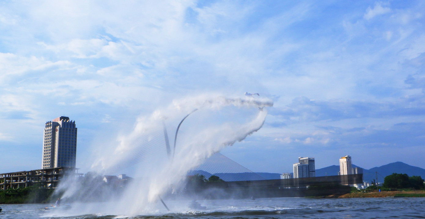 Được động cơ phản lực nước đẩy lên cao, các vận động viên bay lượn tạo nên những vệt nước trắng xóa vẽ lên nền trời xanh. Tất cả tạo nên khung cảnh thích thú đối với nhiều người dân và du khách lần đầu tiên chứng kiến.