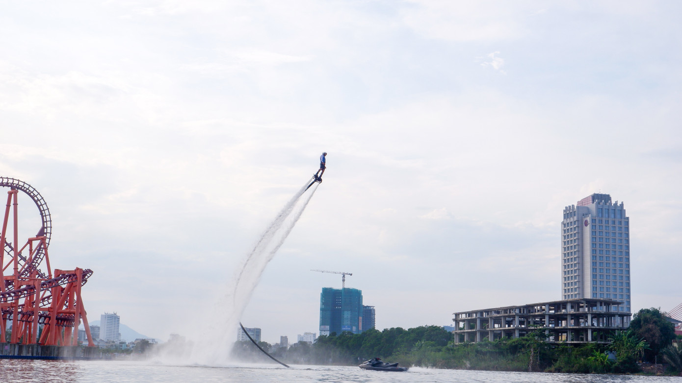 Biểu diễn jetski và flyboard kết hợp âm thanh, ánh sáng và pháo hoa trên sông Hàn hứa hẹn sẽ tạo nhiều cảm xúc mới cho người dân và du khách. Ảnh: Nguyễn Thành.