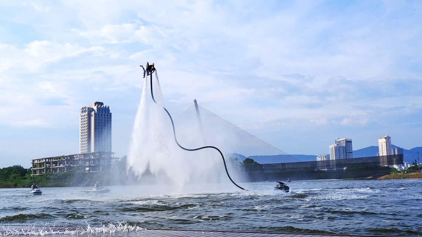 Các pha nhào lộn và xoay vòng trên không kết hợp với âm thanh và ánh sáng sẽ được các VĐV tập luyện kỹ càng trước khi biểu diễn.