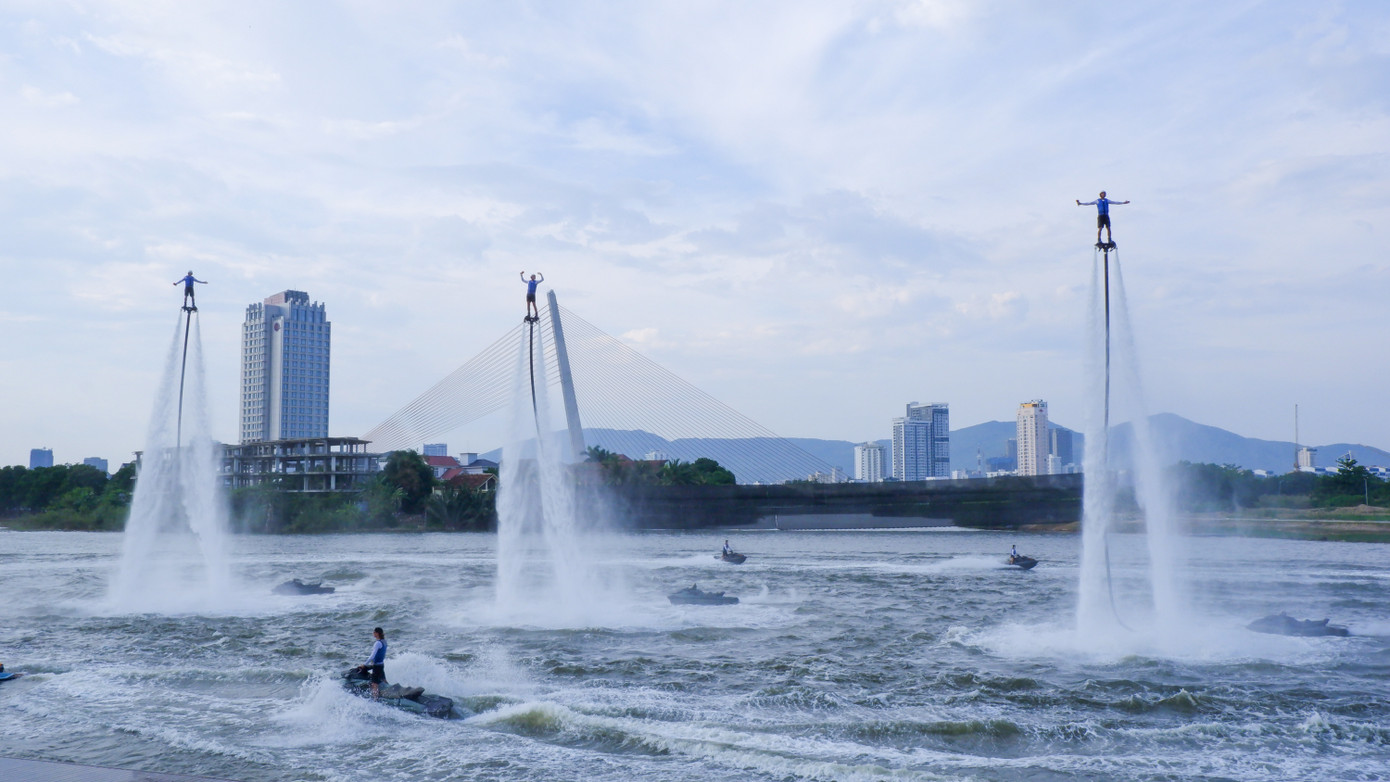 Những ngày qua, khúc sông Hàn khu vực công viên Châu Á (quận Hải Châu, TP. Đà Nẵng) luôn sôi động bởi âm thanh mô tô nước (jetski) gầm rú và các màn nhào lộn, biểu diễn flyboard. Các VĐV đang chạy đua với thời gian để tập luyện cho chương trình khai mạc Lễ hội pháo hoa quốc tế Đà Nẵng (DIFF 2024) vào tối ngày 8/6. Ảnh: Nguyễn Thành.