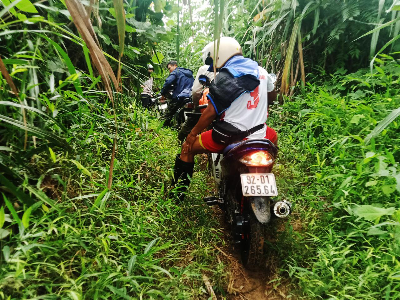 Nhiều đoạn đường rừng, di chuyển đầy khó khăn. Vắt rừng, ruồi vàng bu bám tay chân các bạn trẻ.