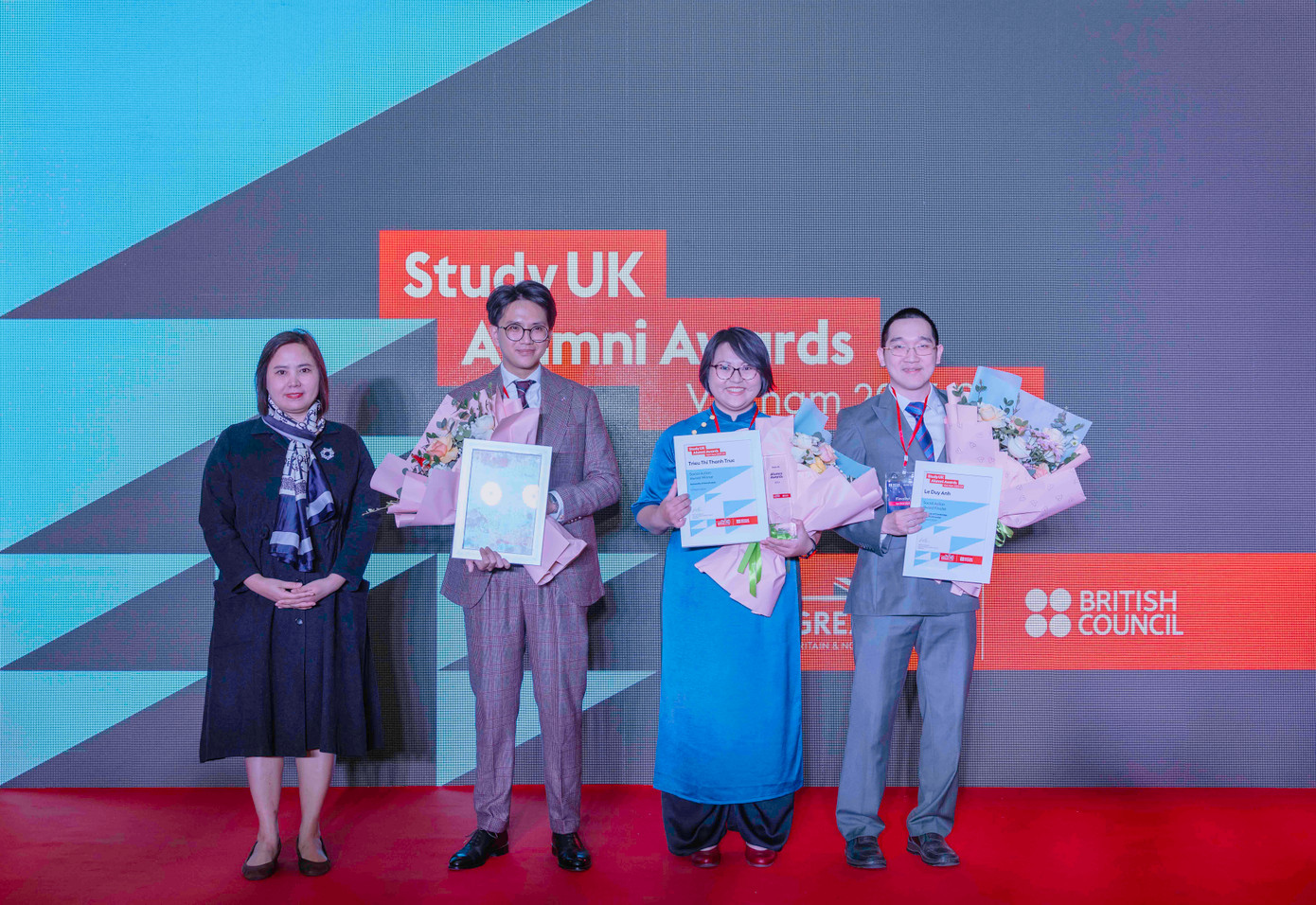 Triệu Thị Thanh Trúc (thứ 2 từ phải qua) là quán quân của giải Tác động xã hội Triệu Thị Thanh Trúc (thứ 2 từ phải qua) là quán quân của giải Tác động xã hội