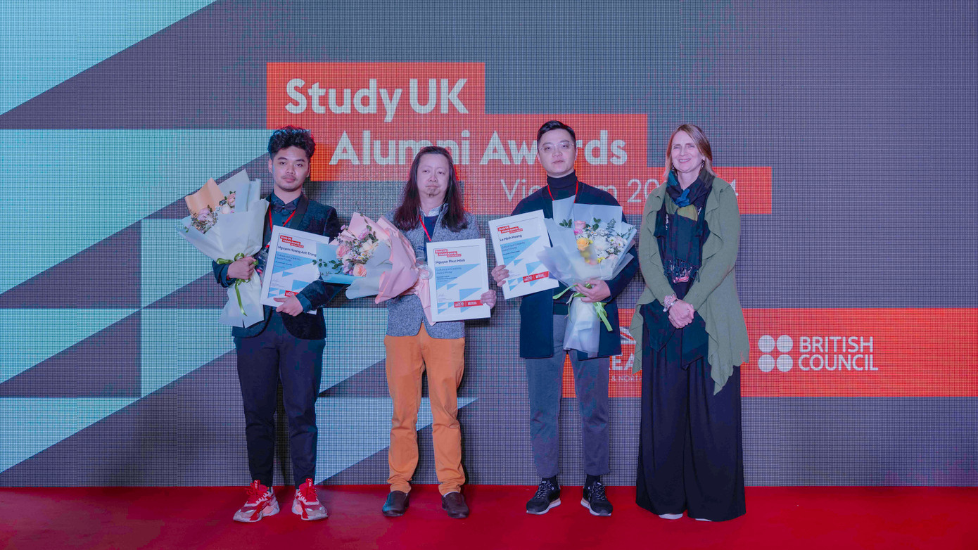 Nguyễn Phúc Minh (ở giữa) là Quán quân của Hạng mục Văn hóa & Sáng tạo Nguyễn Phúc Minh (ở giữa) là Quán quân của Hạng mục Văn hóa & Sáng tạo