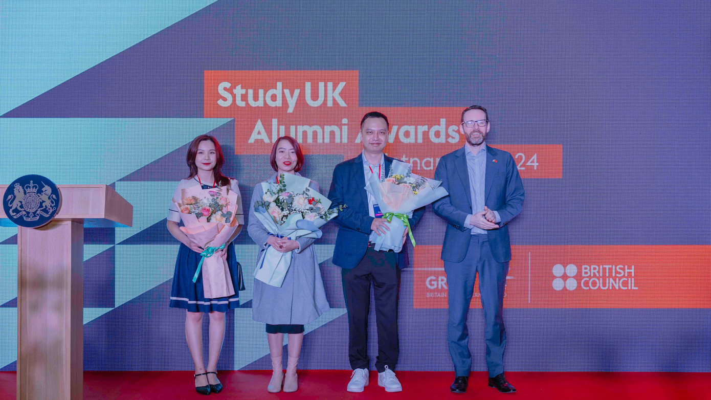 Nguyễn Thị Hải Thanh (thứ hai từ trái qua) nhận giải Quán quân Hạng mục Kinh doanh & đổi mới. Nguyễn Thị Hải Thanh (thứ hai từ trái qua) nhận giải Quán quân Hạng mục Kinh doanh & đổi mới.