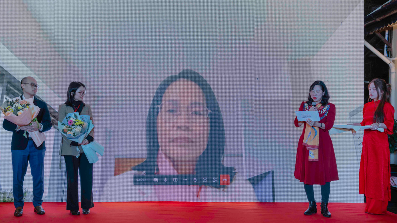 Lê Kim Phụng (trên màn hình) là Quán quân của Hạng mục Khoa học & Bền Vững Lê Kim Phụng (trên màn hình) là Quán quân của Hạng mục Khoa học & Bền Vững