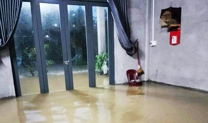 Nhiều nhà dân ở TP Huế bị ngập nước.