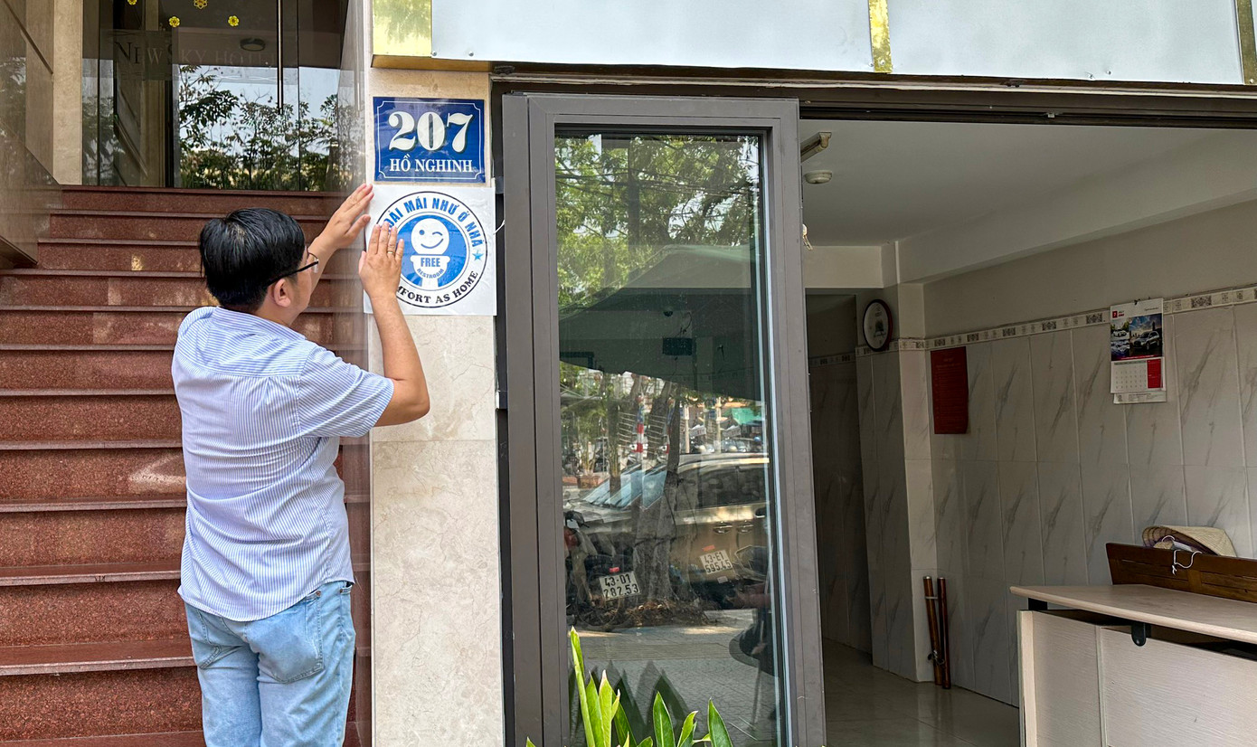 Cùng với việc vận động người dân, các khách sạn, nhà hàng, chính quyền TP Đà Nẵng cũng đang yêu cầu UBND quận ở khu vực trung tâm, cùng các sở, ban ngành, quan đơn vị liên quan nghiên cứu sử dụng các thiết chế văn hóa, các trụ sở, các đơn vị... cho du khách sử dụng nhà vệ sinh công cộng. Cùng với việc vận động người dân, các khách sạn, nhà hàng, chính quyền TP Đà Nẵng cũng đang yêu cầu UBND quận ở khu vực trung tâm, cùng các sở, ban ngành, quan đơn vị liên quan nghiên cứu sử dụng các thiết chế văn hóa, các trụ sở, các đơn vị... cho du khách sử dụng nhà vệ sinh công cộng.