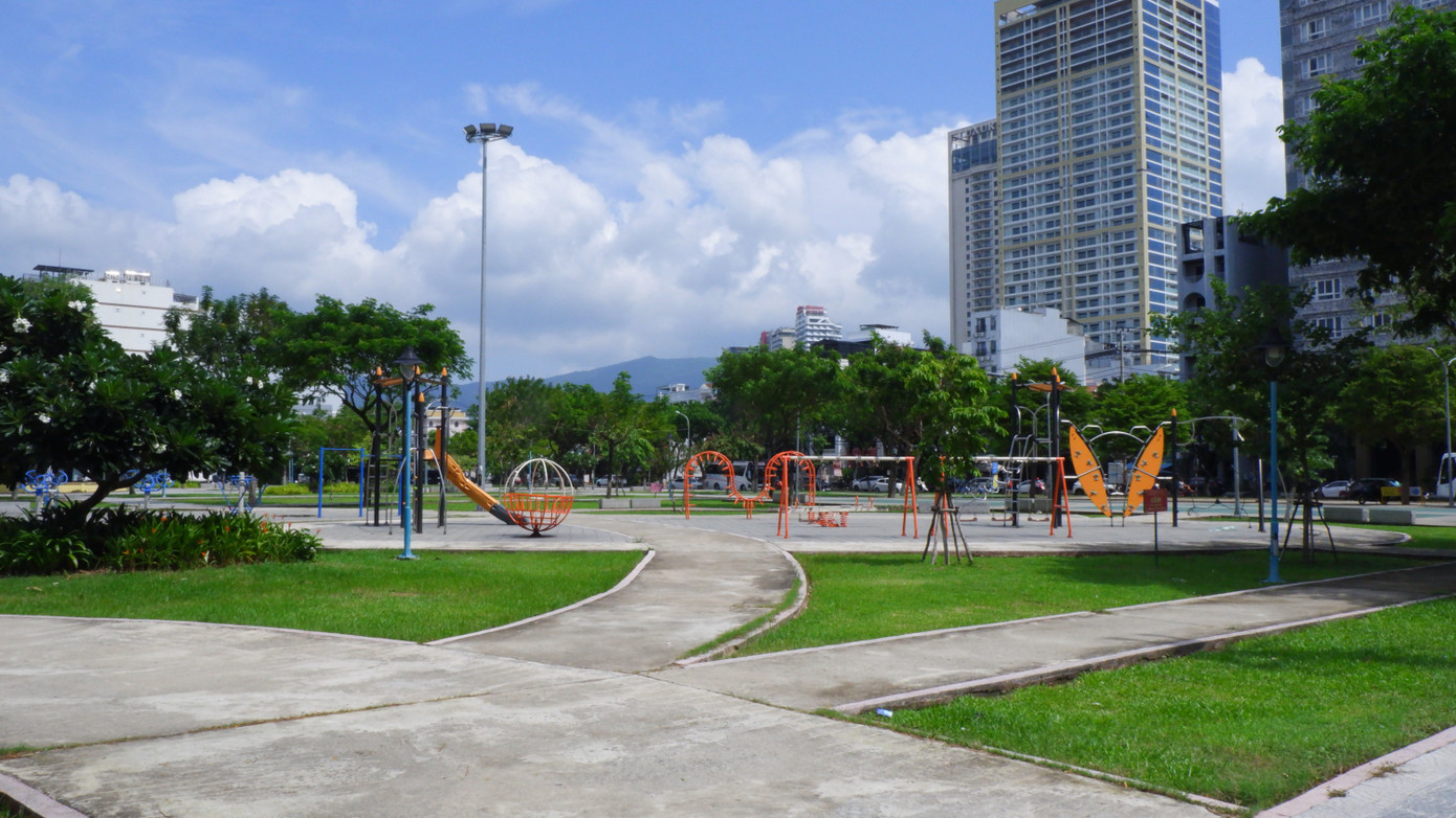 Công viên Hồ Nghinh thưa thớt cây, quận Sơn Trà mong muốn được bàn giao để tạo mảng xanh đô thị. Ảnh: Nguyễn Thành