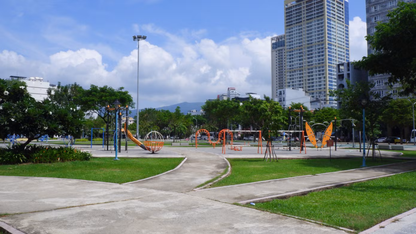Công viên Hồ Nghinh thưa thớt cây, quận Sơn Trà mong muốn được bàn giao để tạo mảng xanh đô thị. Ảnh: Nguyễn Thành Công viên Hồ Nghinh thưa thớt cây, quận Sơn Trà mong muốn được bàn giao để tạo mảng xanh đô thị. Ảnh: Nguyễn Thành