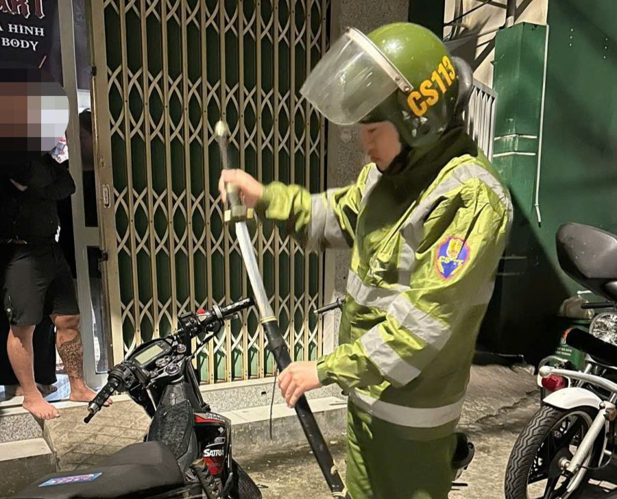 Thu giữ vũ khí của nhóm thanh thiếu niên. Thu giữ vũ khí của nhóm thanh thiếu niên.