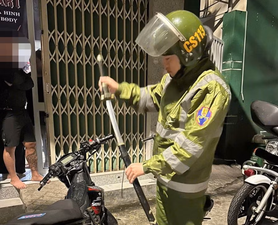 Thu giữ vũ khí của nhóm thanh thiếu niên.