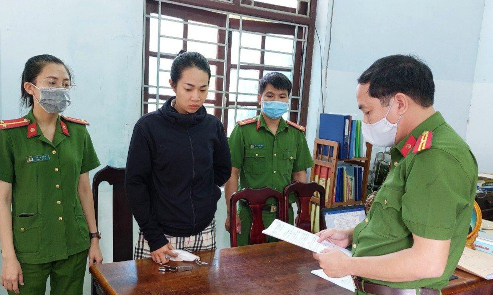 Cơ quan công an thực hiện lệnh khởi tố đối với Phạm Thị Mỹ Hằng. Cơ quan công an thực hiện lệnh khởi tố đối với Phạm Thị Mỹ Hằng.