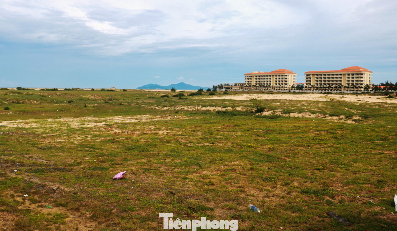 Hàng loạt dự án ven biển Đà Nẵng bỏ hoang nhiều năm. Hàng loạt dự án ven biển Đà Nẵng bỏ hoang nhiều năm.