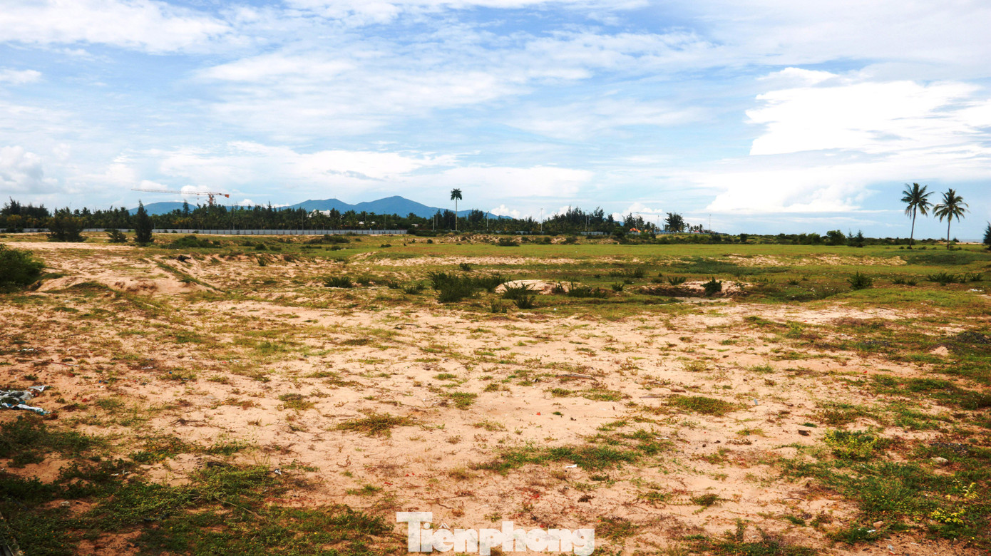 Ven biển Đà Nẵng ở khu vực quận Ngũ Hành Sơn, hiện đang còn một số dự án đã được chính quyền giao đất nhiều năm nay nhưng vẫn chưa thấy triển khai, bỏ hoang.