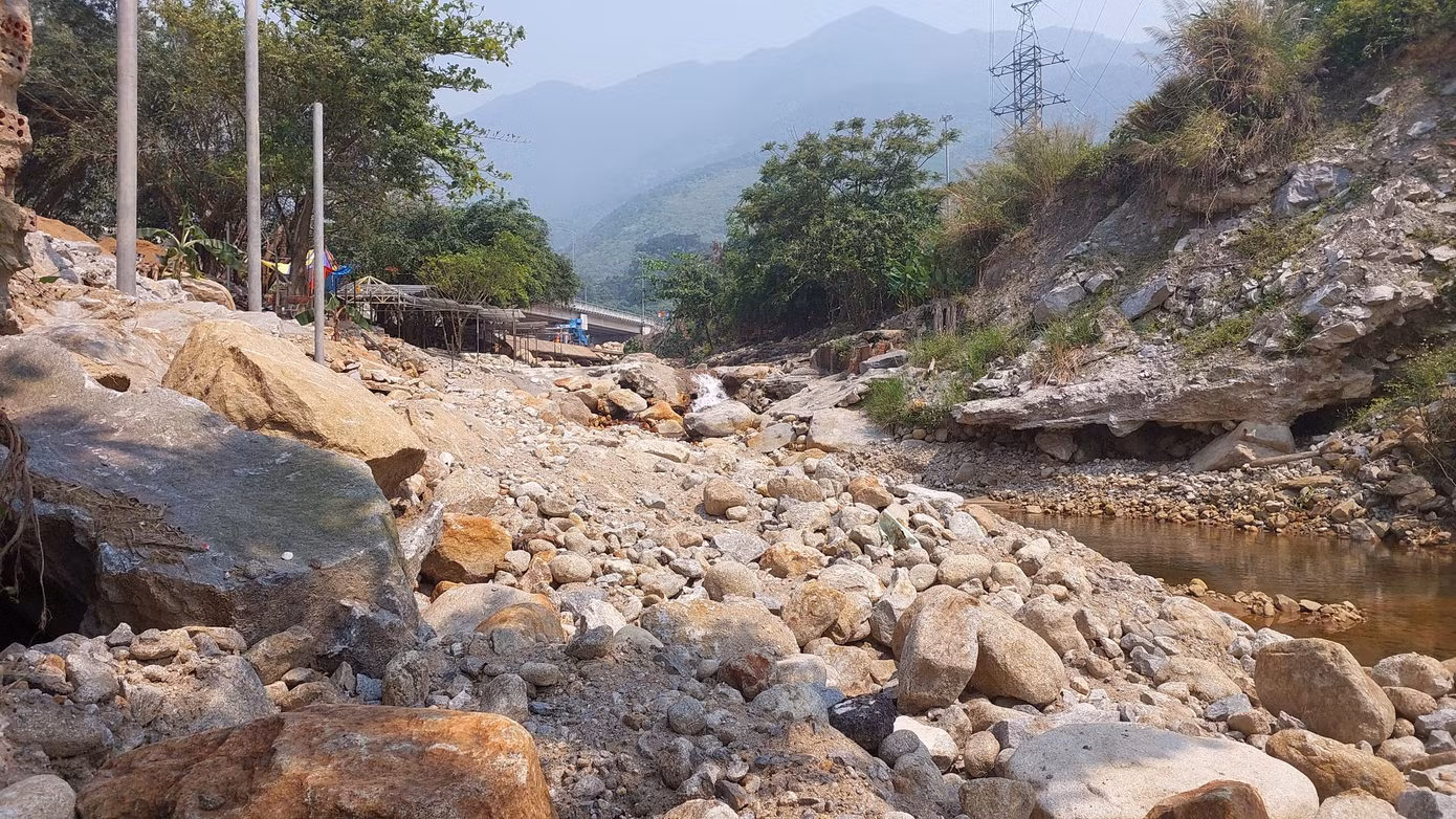 Dọc suối Lương việc cải tạo các hạng mục hai bên bờ suối đang được tiến hành, công nhân thi công đắp đập chặn dòng khiến hạ du khô cạn nước.