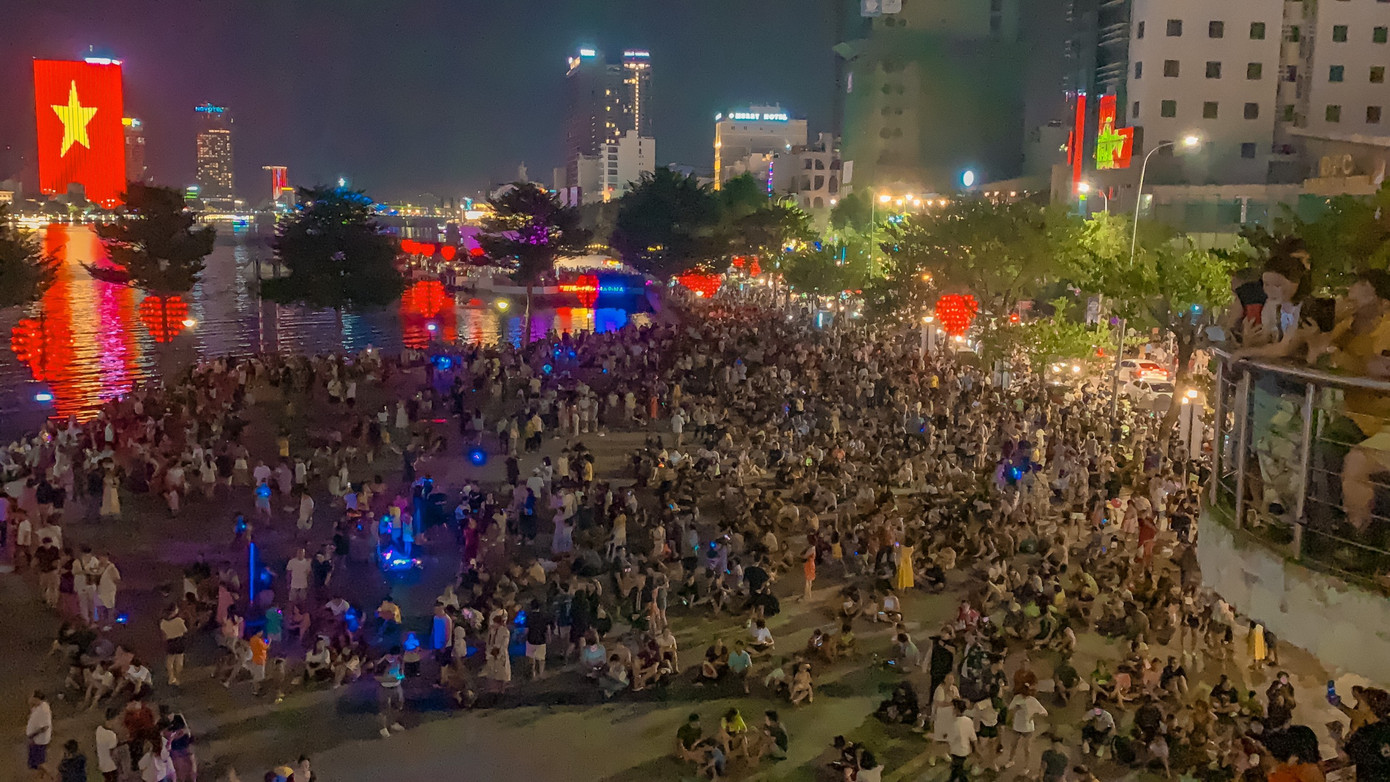 Bờ đông sông Hàn nêm chặt người dân và du khách xem Rồng phun lửa mừng Quốc khánh 2/9. Bờ đông sông Hàn nêm chặt người dân và du khách xem Rồng phun lửa mừng Quốc khánh 2/9.