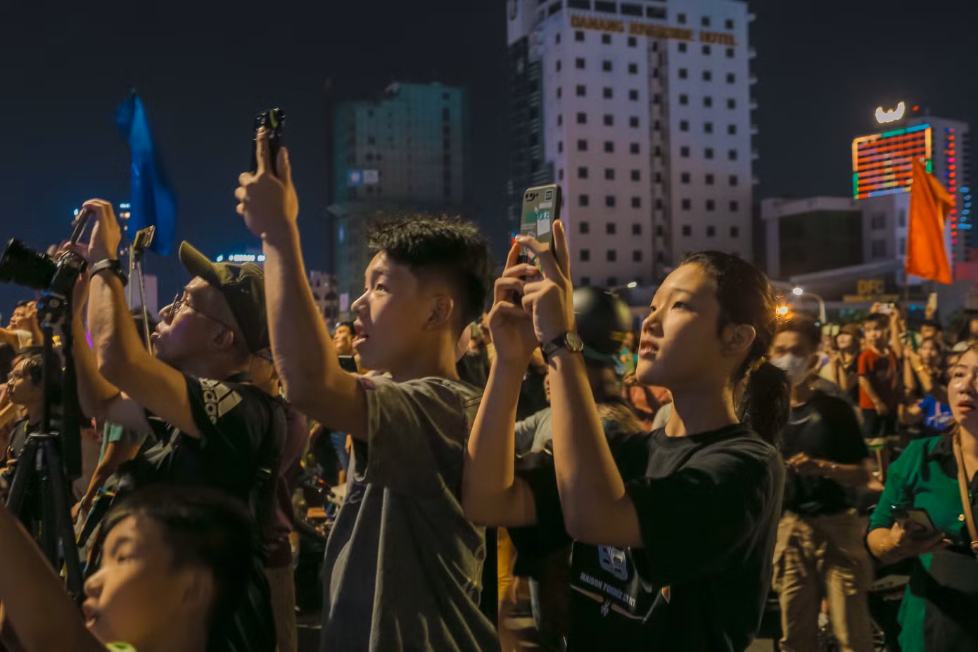 Tất cả điện thoại, ánh mắt của du khách đều hướng về phía cầu Rồng để ghi lại giây phút rồng phun nước, nhả lửa.