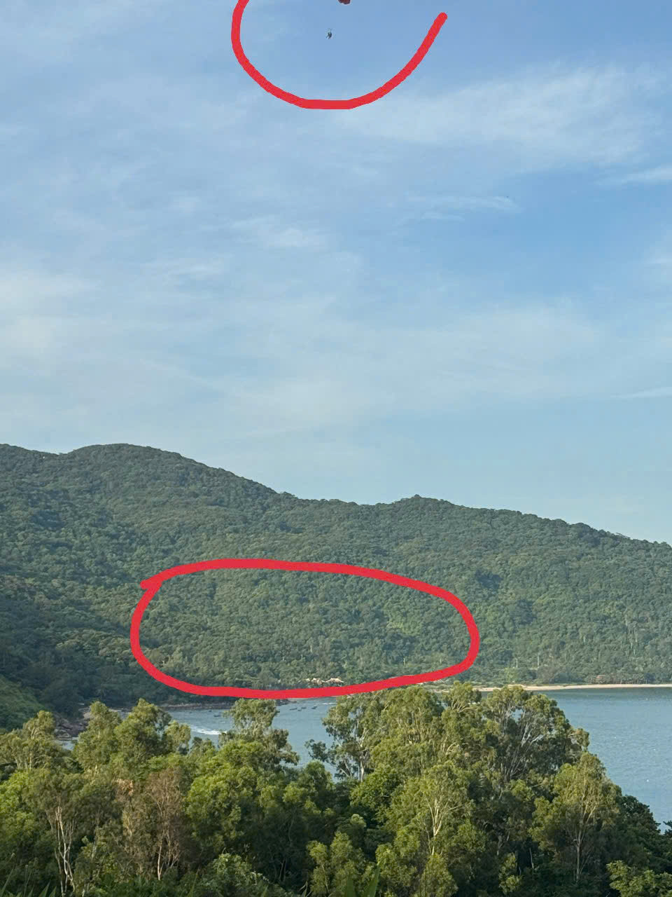 Hình ảnh chiếc dù lượn trước khi gặp sự cố và khu vực nạn nhân rơi xuống ở bán đảo Sơn Trà được người dân chụp lại.