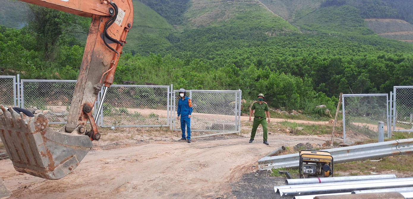 Lực lượng chức năng triển khai đóng các điểm lối ngang tự mở trên cao tốc La Sơn - Túy Loan (giai đoạn 1).