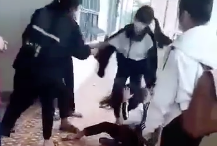 Hình ảnh nữ sinh lớp 6 bị bạn học đánh đập trong trường học. Ảnh cắt từ clip Hình ảnh nữ sinh lớp 6 bị bạn học đánh đập trong trường học. Ảnh cắt từ clip