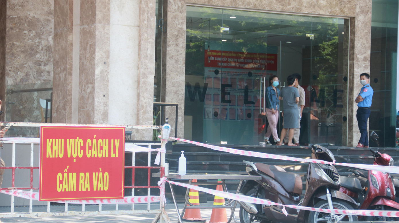 Lực lượng chức năng quận Hải Châu đang khẩn trương tiến hành truy vết các trường hợp tiếp xúc gần và nghi ngờ mắc COVID-19 ở chung cư F.home.