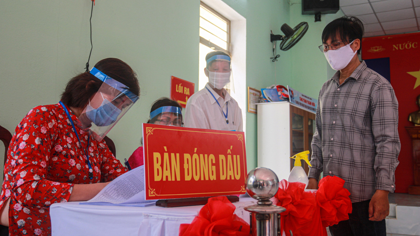 Bút, thước kẻ, găng tay của người bầu sẽ được bỏ vào thùng rác, tiến hành sát khuẩn tay lần 3. Thùng phiếu sau đó sẽ được phun khử khuẩn trước khi thu hồi, kết thúc bầu cử…