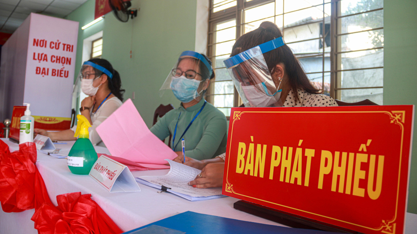Các thành viên tổ bầu cử bảo hộ an toàn trong quá trình diễn ra bầu cử, để hướng dẫn người dân cách thức bầu cử và phòng chống dịch trong bầu cử: đeo khẩu trang, khử khuẩn tay.