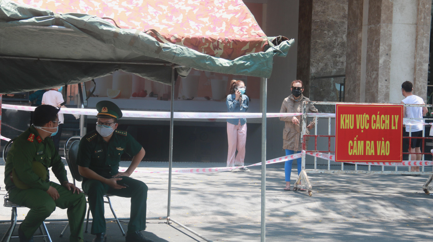 Lực lượng chức năng làm nhiệm vụ canh gác tại chung cư F.Home. Trước đó, lúc 0h ngày 30/4, bệnh nhân N.V.P (sinh năm 1998, trú quận Ngũ Hành Sơn) là nhân viên marketing của Thẩm mỹ viện Amida (222 Phan Châu Trinh, quận Hải Châu) đến F.Home, trú lại 1 phòng ở chung cư này. Đến 4h cùng ngày, nữ bệnh nhân này đi chèo thuyền sup ở biển Mân Thái (quận Sơn Trà). Sau đó, người này về lại đối diện chung cư để ăn bún gà. Tối 8/5, Bộ Y tế công bố tại Đà Nẵng có 6 ca bệnh, trong đó có bệnh nhân nói trên.