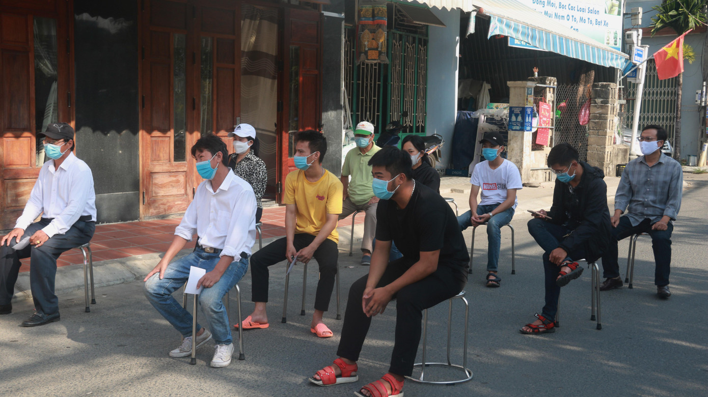 Các cử tri đeo khẩu trang, bố trí ghế ngồi giữ đúng khoảng cách an toàn. Buổi diễn tập nhằm tăng cường việc chủ động ứng phó có hiệu quả với các tình huống dịch COVID-19 cho các thành viên của tổ bầu cử trong quá trình triển khai các hoạt động bầu cử nhằm đảm bảo duy trì hoạt động chung và hoàn thành tốt nhiệm vụ của toàn bộ hệ thống từ Trung ương tới địa phương.