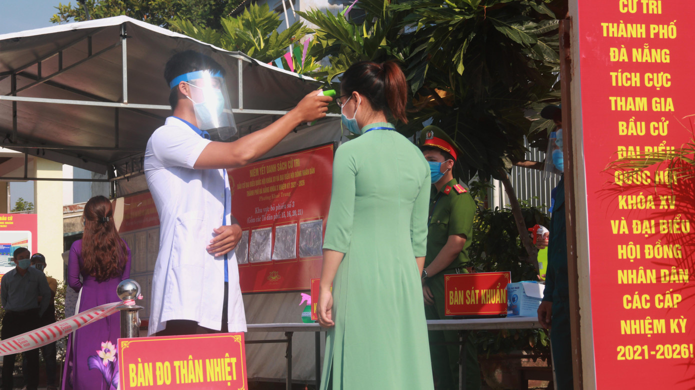 Thành viên tổ bầu cử, lực lượng giúp việc cho tổ bầu cử cùng các lực lượng được phân công làm nhiệm vụ tại điểm bầu cử đều được đo thân nhiệt trước khi vào làm nhiệm vụ. Tất cả đeo khẩu trang, kính chắn và sát khuẩn tay thường xuyên.
