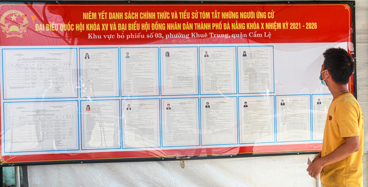 Cử tri sau khi đo thân nhiệt, được sát khuẩn tay lần thứ 1 đi vào khu vực niêm yết danh sách các ứng cử viên Đại biểu Quốc hội và Đại biểu HĐND TP. Khu vực bên trong 2 lối vào, ra có ghi chú để đảm bảo cử tri di chuyển một chiều trong khuôn viên có mái che để vào bên trong nhận phiếu bầu.