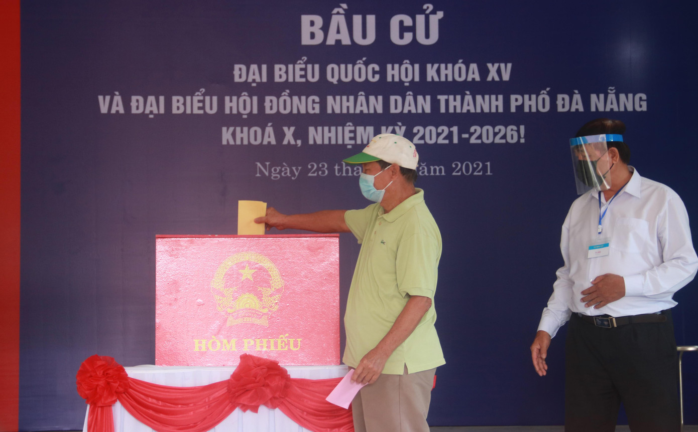 Người cách ly sẽ đeo khẩu trang, rửa tay bằng xà phong hoặc sát khuẩn tay, đeo găng tay và sát khuẩn lần 2 trước khi nhận phiếu bầu, bút, thước kẻ. Sau khi tiến hành bầu cử (chọn người gạch tên), phiếu bầu sẽ được khử khuẩn bằng dung dịch cồn dạng sương, chờ khoảng 3 phút cho phiếu bầu khô rồi cho vào thùng phiếu.