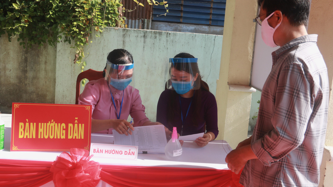 Các thành viên tổ bầu cử sẽ hướng dẫn cử tri cách thức tiến hành bầu cử đúng trình tự và đảm bảo an toàn phòng chống dịch.