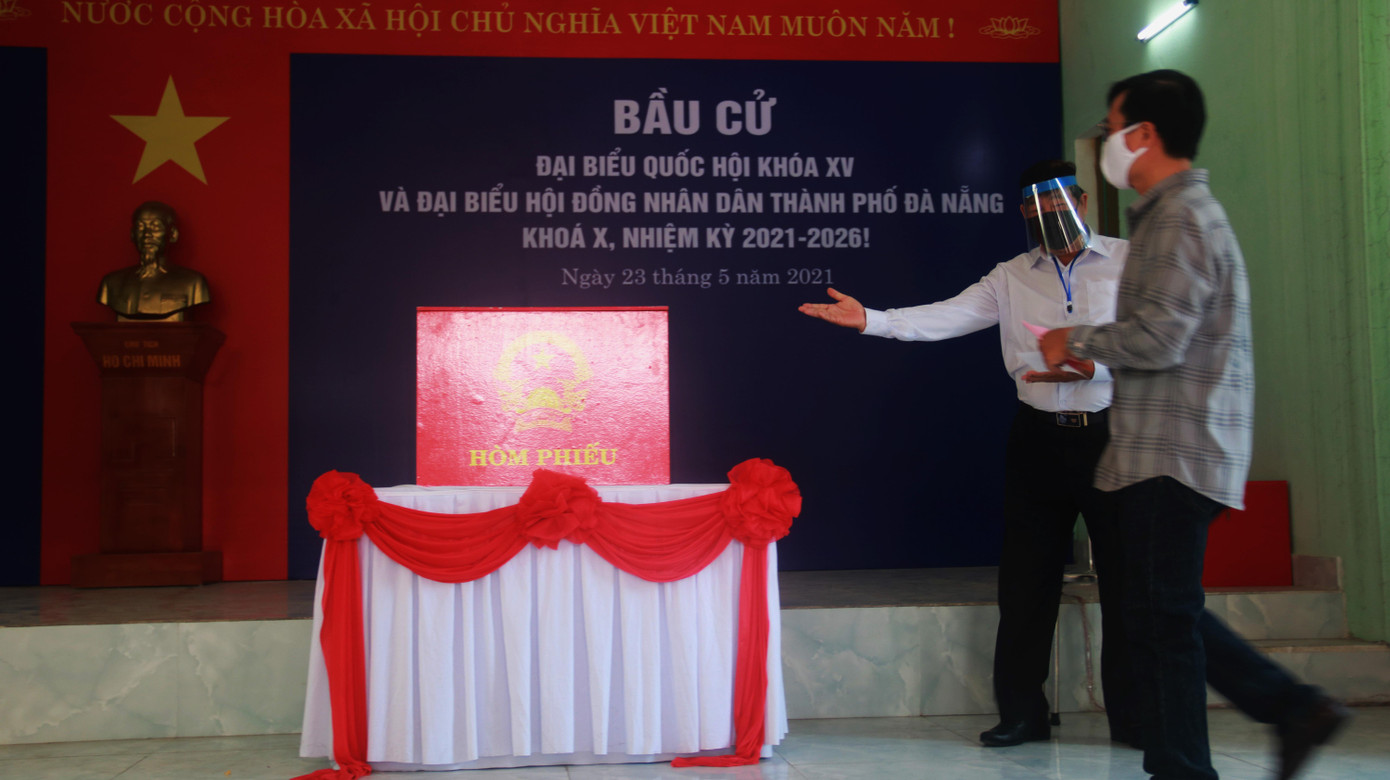 Các cử tri được hướng dẫn bỏ phiếu. Trong tình huống tại bệnh viên, cơ sở y tế nơi những người đang thực hiện cách ly và khu cách ly tập trung, khu vực phong toả hoặc giãn cách sẽ được phun hoá chất khử khuẩn toàn khu vực tổ chức bầu cử, kẻ vạch quy định khoảng cách 2m, hướng dẫn người tham gia bầu cử đi thành 1 hàng dừng đúng vạch và đi theo 1 chiều khi bỏ phiếu. Thùng phiếu sẽ được đặt nơi phía ngoài khu cách ly có hàng rào ngăn cách.