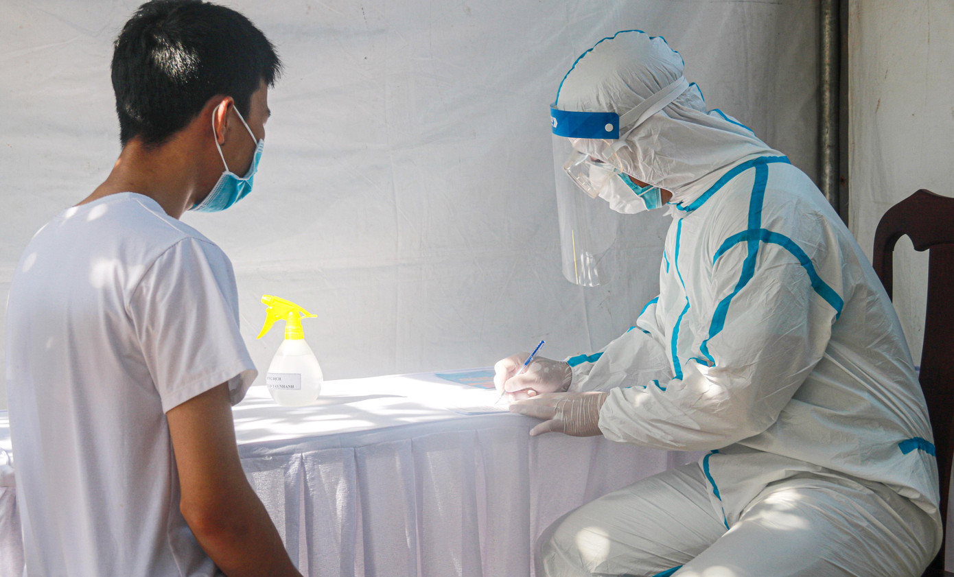 Cử tri có dấu hiệu nghi ngờ mắc COVID-19 được đưa vào khu cách ly. Buổi, biễn tập có 4 tình huống gồm: bầu cử tại một khu vực bỏ phiếu cố định; bầu cử cho người đang thực hiện cách ly tại nhà; bầu cử cho người đang thực hiện cách ly tại khu cách ly tập trung, bệnh viện, cơ sở y tế (bệnh nhân nghi ngờ, xác định mắc bệnh COVID-19); bầu cử trong khu cách ly tập trung, khu vực phong tỏa hoặc giãn cách theo Chỉ thị số 16 của Thủ tướng Chính phủ.