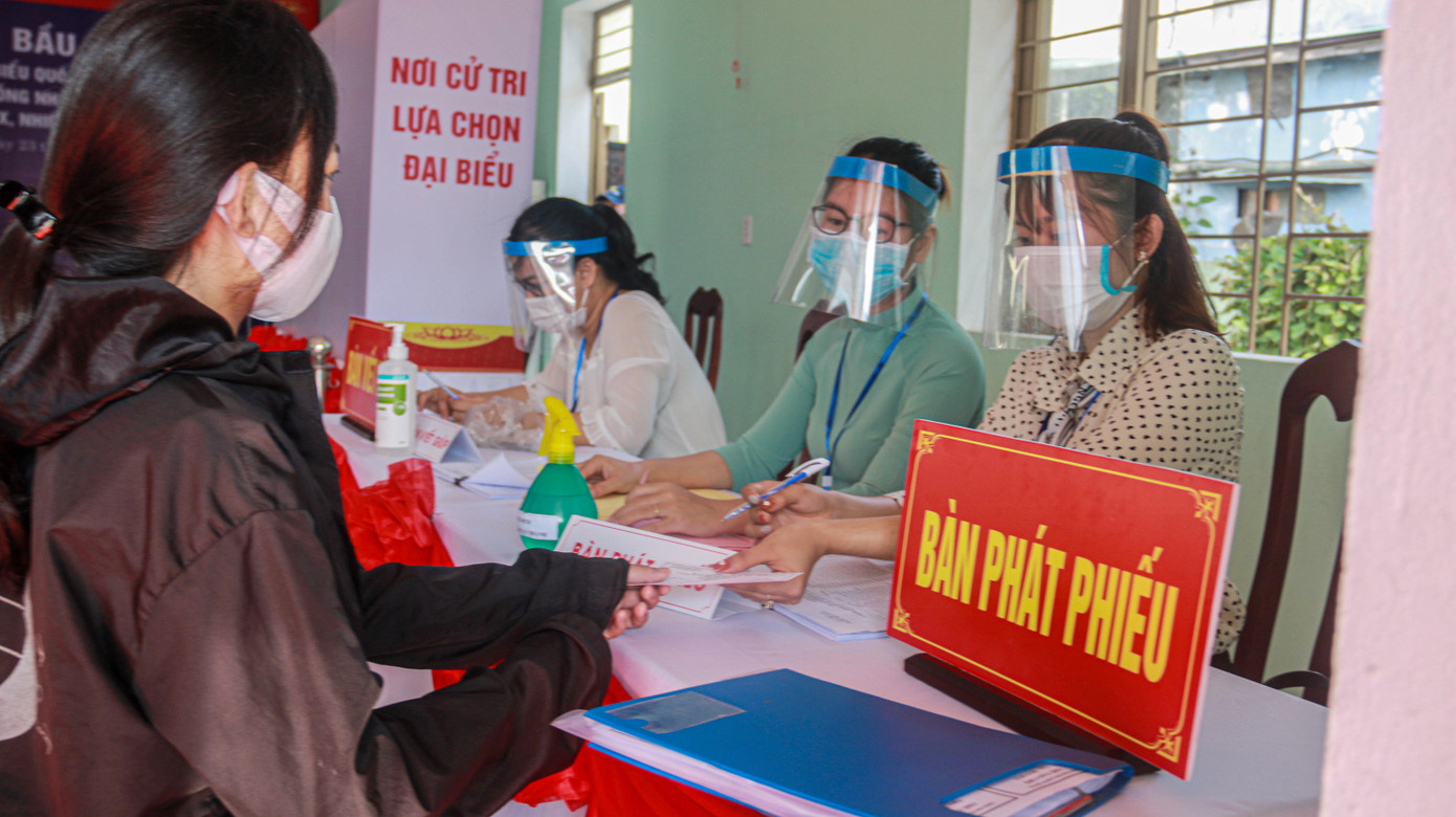 Cử tri nhận phiếu bầu tại bàn phát phiếu, sau đó vào khu vực "nơi cử tri lựa chọn đại biểu" để tiến hành bầu cử, lựa chọn ứng cử viên mình sẽ bầu làm Đại biểu Quốc hội và Đại biểu HĐND TP nhiệm kỳ mới.