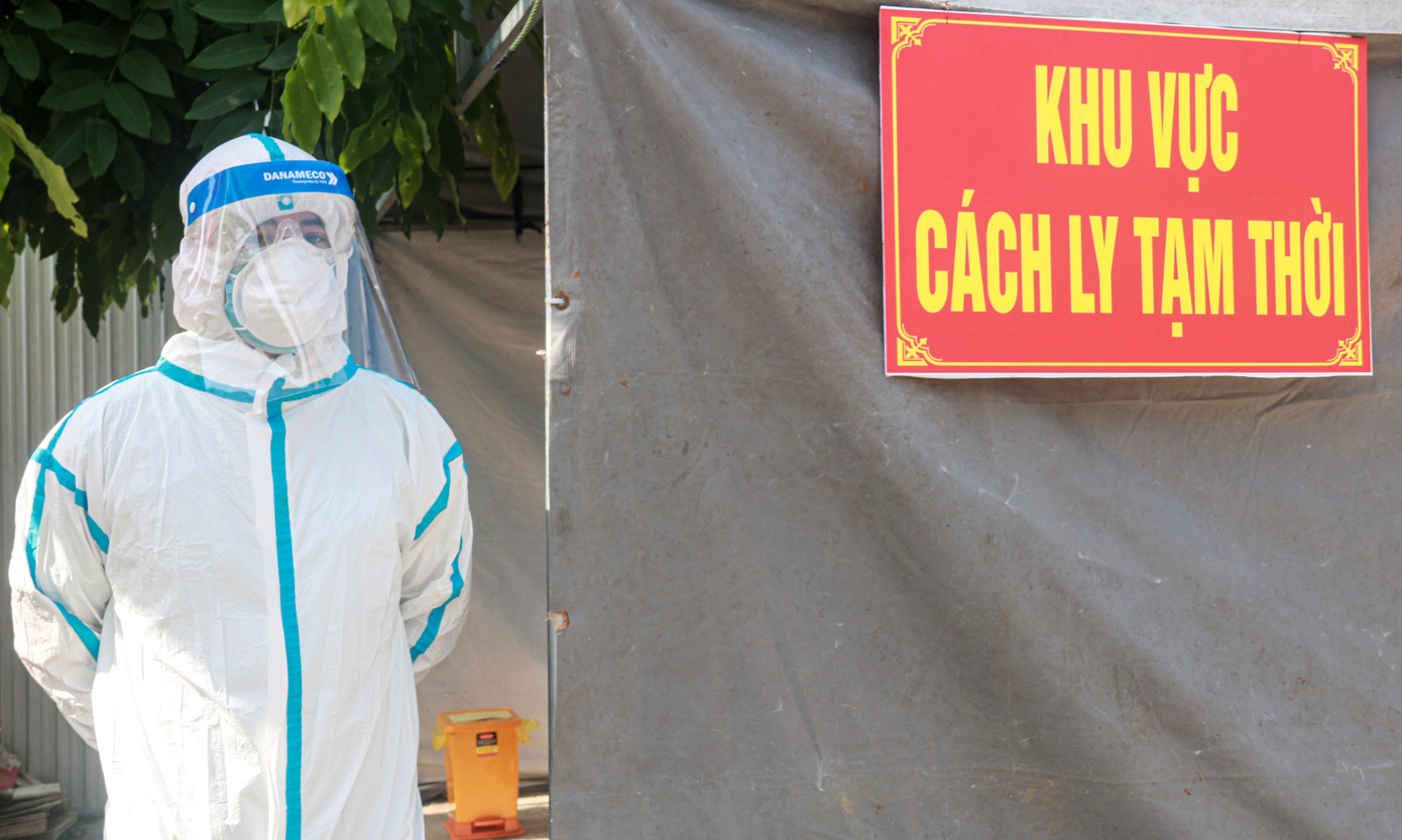 Một khu cách ly tạm thời được bố trí nhân viên y tế tục trực để sẵn sàng tiến hành các biện pháp y tế cần thiết đối với các trường hợp có biểu hiện bất thường về thân nhiệt, có biểu hiện mắc COVID-19. Cán bộ làm công tác y tế sẽ thông báo ngay cho cơ quan y tế địa phương để điều tra dịch tễ và áp dụng các biện pháp phòng chống dịch phù hợp.