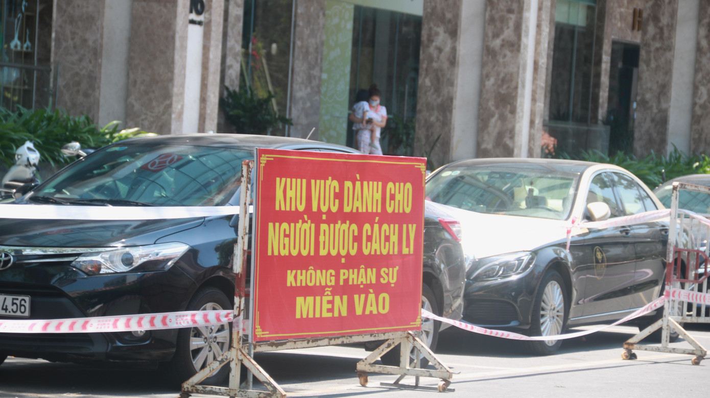 Trước đó, bệnh nhân 3131 (nữ nhân viên văn phòng làm việc tại Thẩm mỹ viện AMIDA - được Bộ Y tế công bố ca bệnh vào sáng ngày 8/5) có 2 lần ghé đến chung cư này để gặp bạn trong các ngày 28 và 29/4.