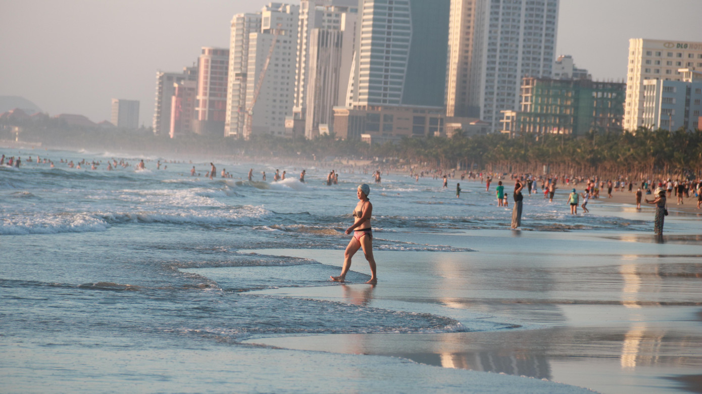 Ông Trần Đại Nghĩa, Phó trưởng ban Quản lý Bán đảo Sơn Trà và các bãi biển du lịch Đà Nẵng cho biết: "Tắm biển rất tốt cho sức khỏe. Người dân rất vui, nhất là đối với người cao tuổi. Nhiều người từ chiều tối qua đã ra hỏi chuyện tắm biển. Họ rất háo hức và sáng nay ra biển từ rất sớm"