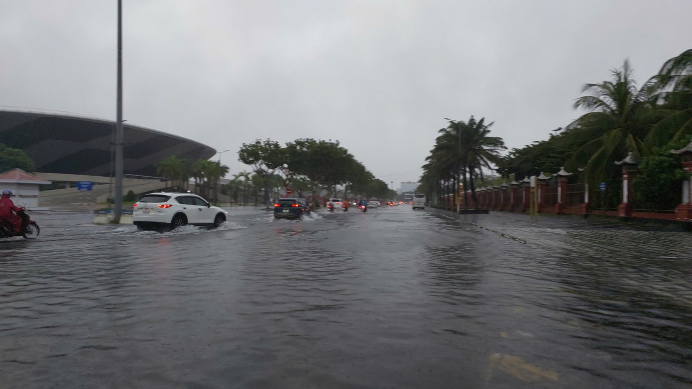 Đường dẫn vào cung thể thao Tuyên Sơn ngập nước do mưa lớn, kéo dài.