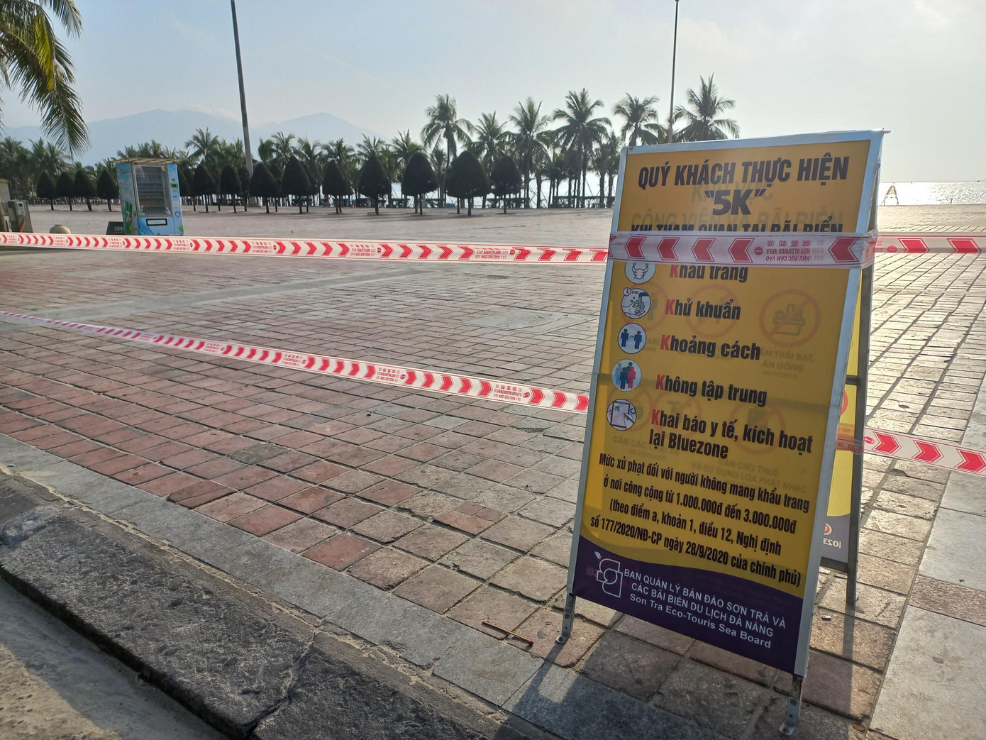 Ngay trong đêm ngày 3 và rạng sáng ngày 4/5, toàn bộ tuyến biển ở Đà Nẵng đã được lực lượng chức năng địa phương giăng dây, bố trí lực lượng canh gác để nhắc nhở, không cho người dân xuống biển.